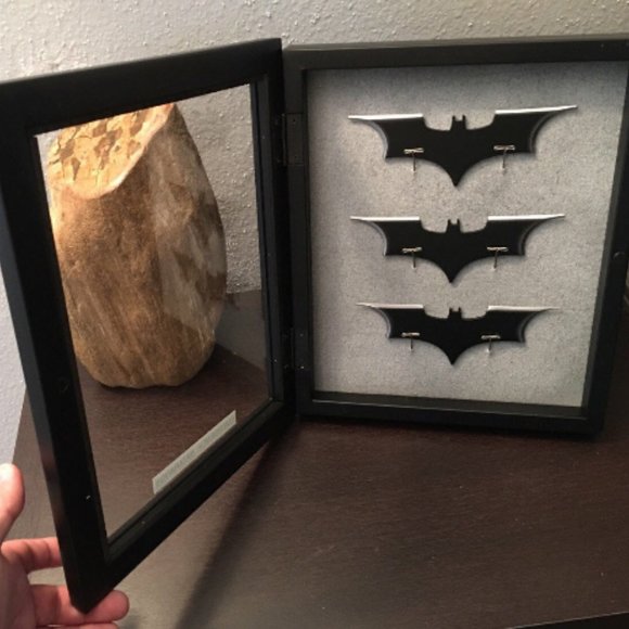 Batman Emergency Batarangs Wall Mount Display - Picture 3 of 5